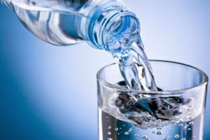 Bere molta acqua accelera le funzioni metaboliche e spinge a dimagrire